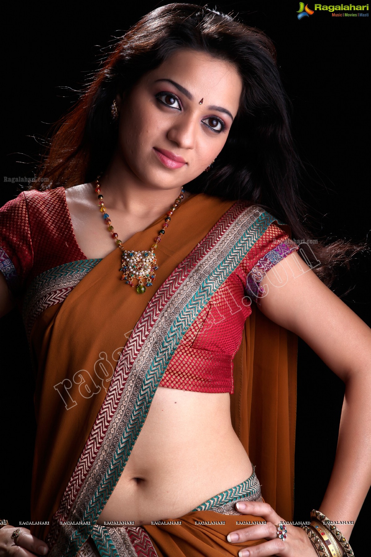 Bitsy reccomend saree navel show